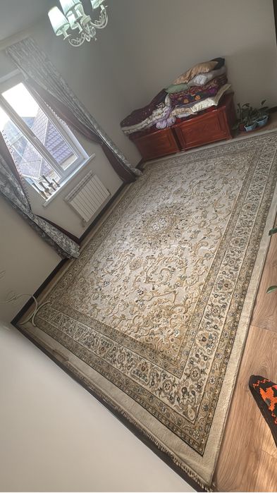 Продается ковер бежевый