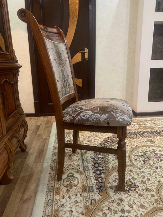 Стол-Стулья для гостиной есть и стол