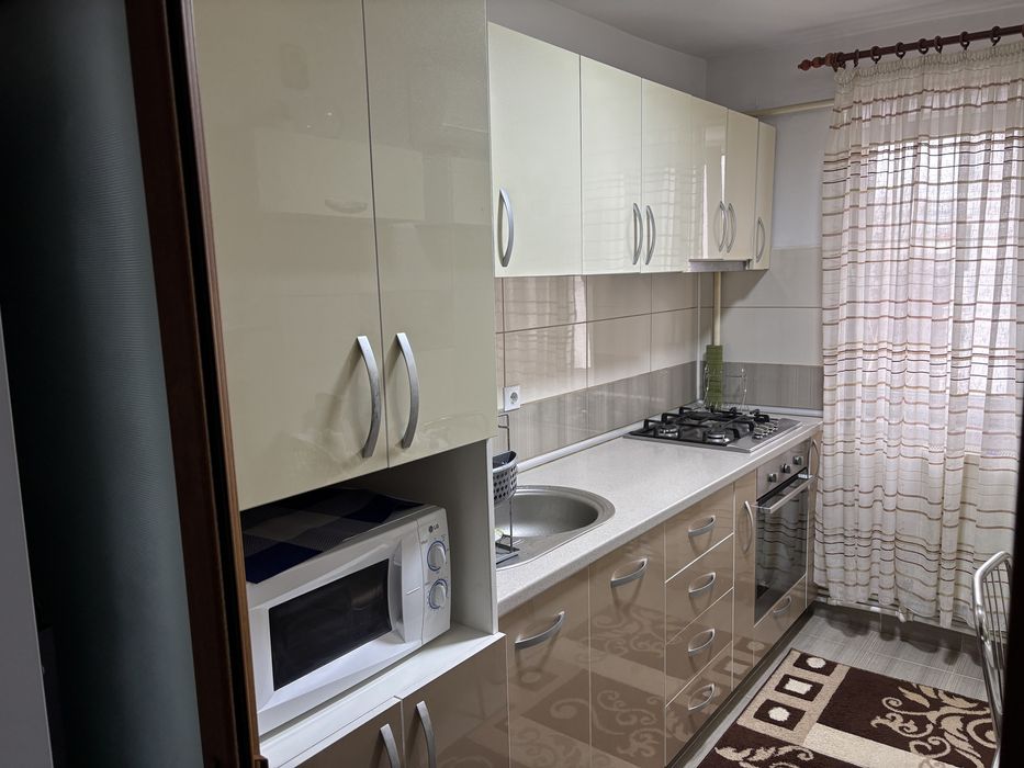 DE INCHIRIAT- APARTAMENT 3 camere DECOMANDAT + loc parcare privat / CENTRU