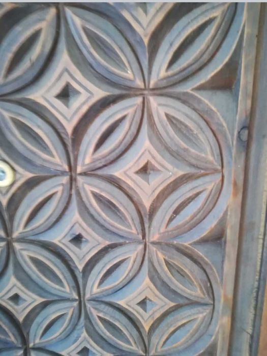 Стара входна врата без каса.