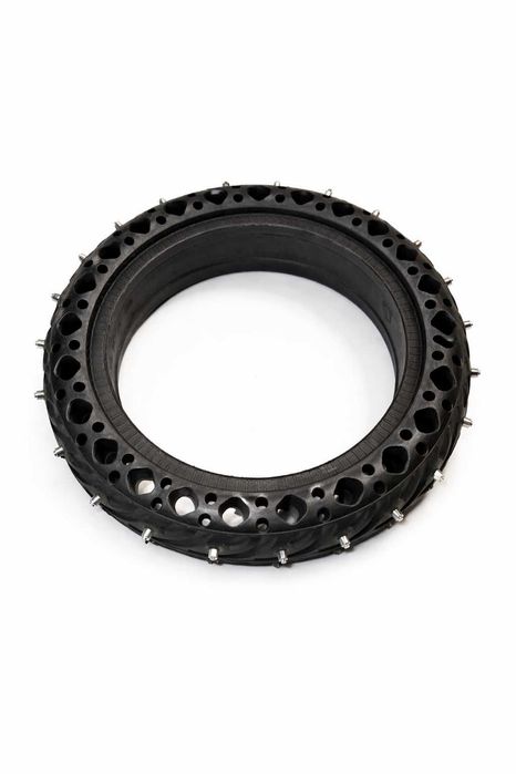 Anvelopa 8.5x2 cu crampoane metalice