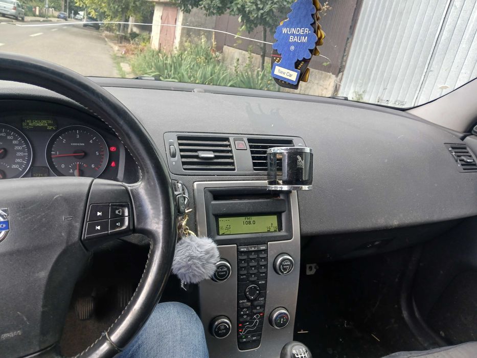 Vand Volvo v50 an 2009, sunt proprietarul ei de 5 ani . Mai are un rand de numere rosii .Pret 1500 negociabil ,pentru  detalii la nr 0770460472