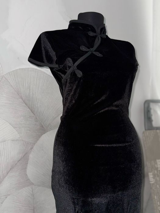 Стильное чёрное платье