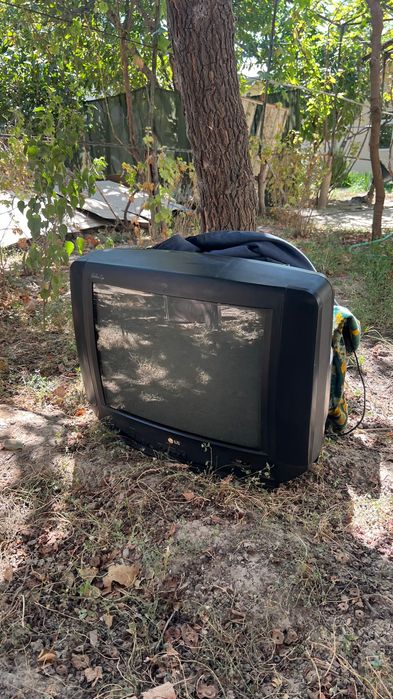 Eski televizor sotiladi
