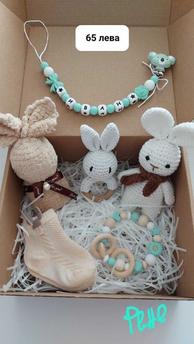 Подаръчен комплект за бебе, персонализиран клипс, дъвкалка, чорапки...