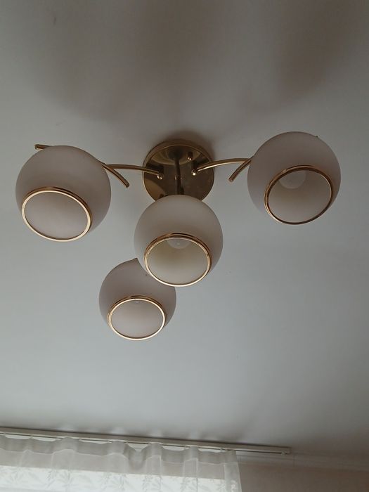 Продам парные люстры .