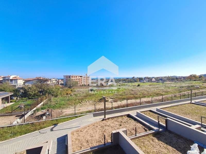 Двустаен апартамент за продажба, с големи стаи и прилежащ двор, в ново