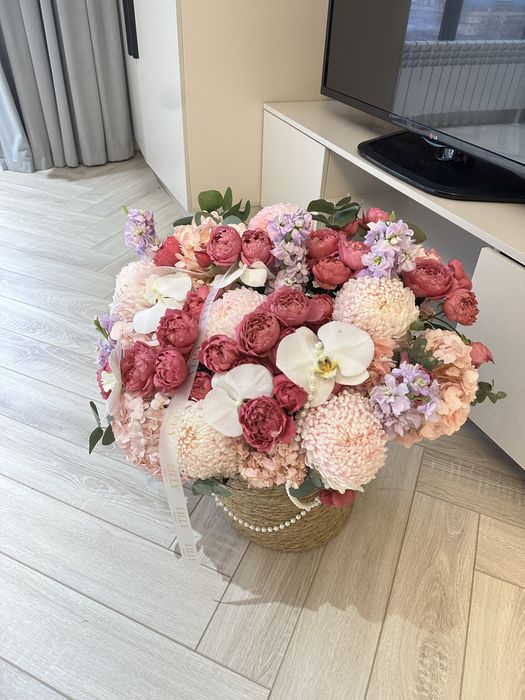 Большой букет в корзине.