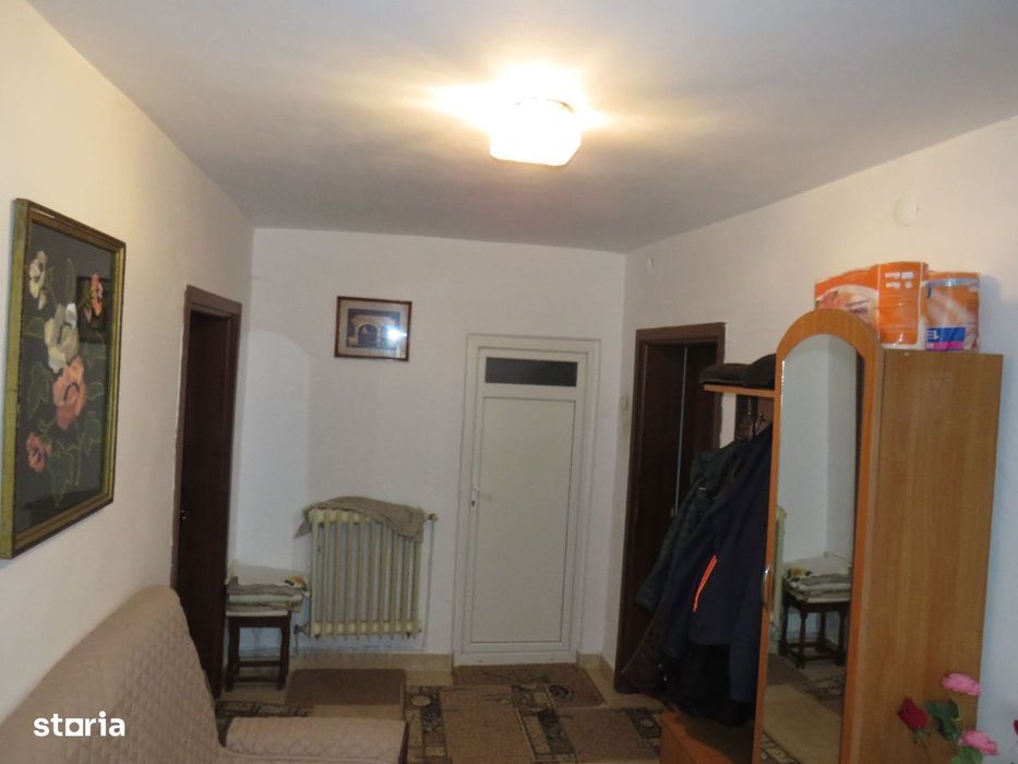 Casă cu 4 camere, garaj și curte, Târgu Jiu zona Coloana
