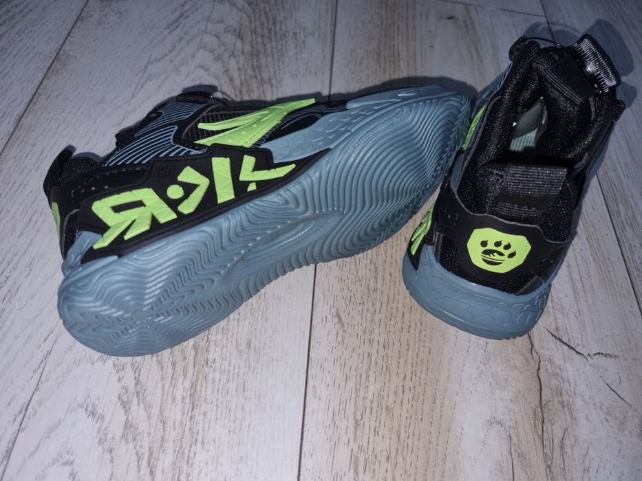 Vând adidași NOI băieți mărime 34  20,5 cm interior