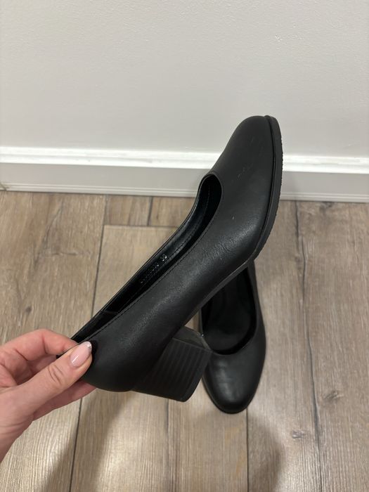 Туфли черные на маленьком каблуке