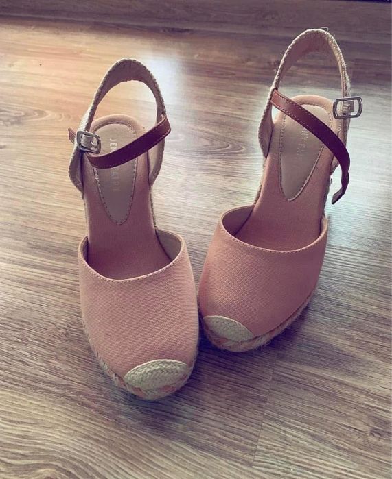 Дамски обувки на платформа