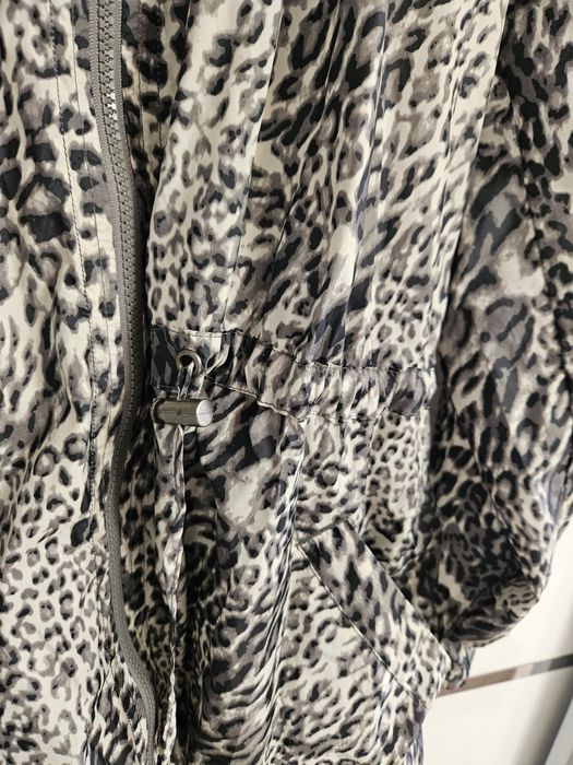 Шушлеково яке тип дъждобран с животински принт