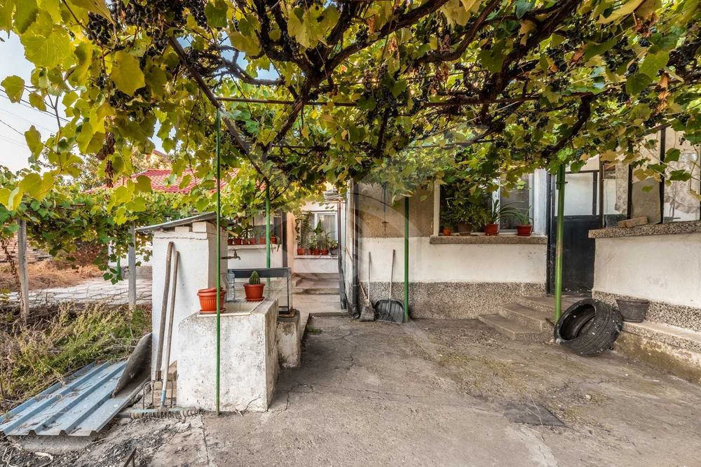 Продава се Къща в с. Горни Богров, Област София-град - 300 кв.м за 833 €/кв.м - Снимка #4