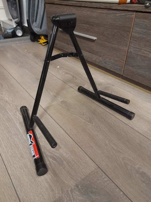 Стойка за китара