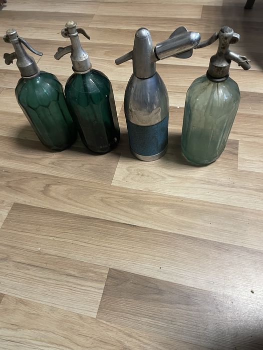 Vand 4  sticle de sifoane vechi