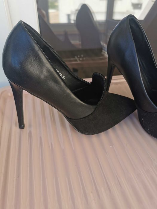 Pantofi negri cu toc inalt