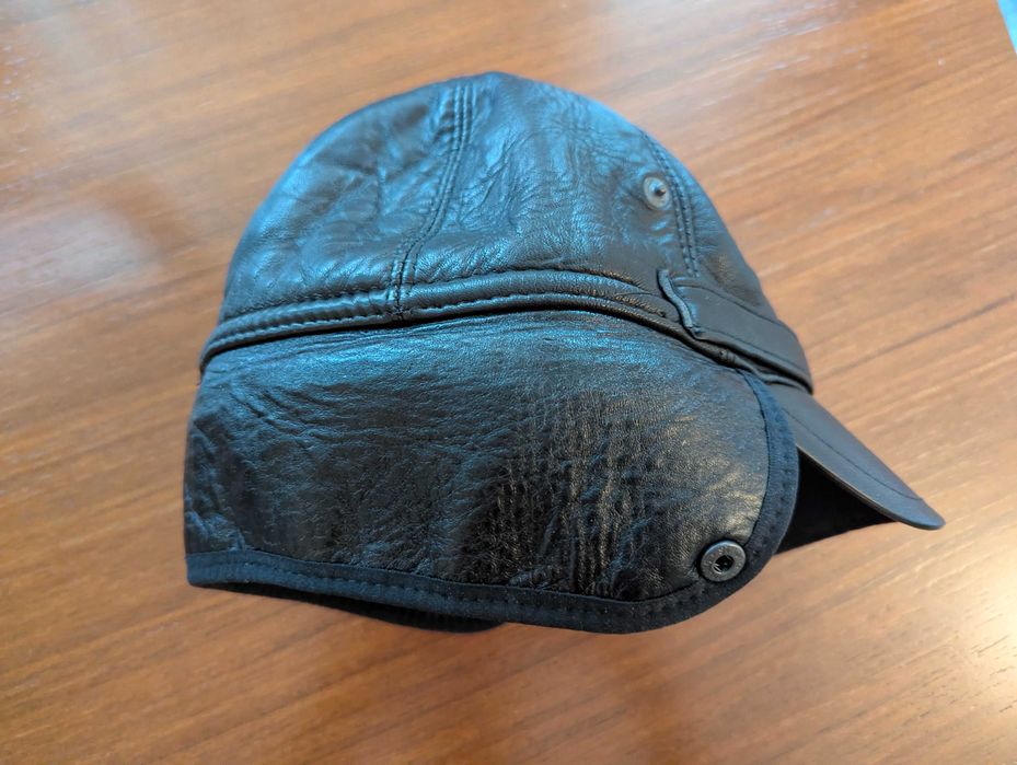 Зимна кожена шапка с козирка