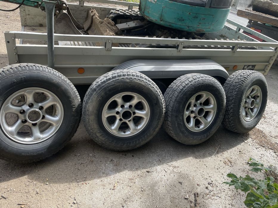 Гуми с алуминиеви джанти за джип