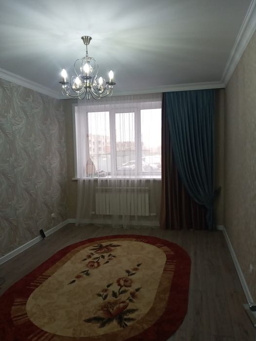 Ковер овальный бордового цвета . Продаем в связи с переездом