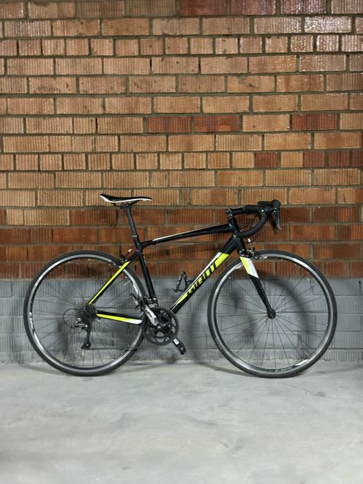 Шоссейный велосипед GIANT Contend