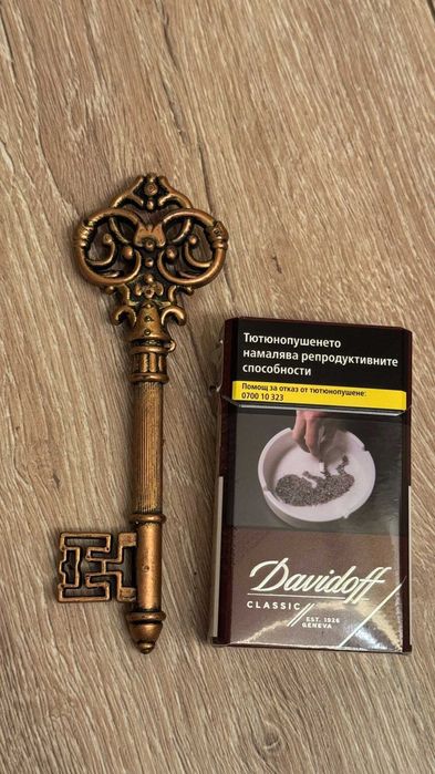 Голям пластмасов декоративен ключ.