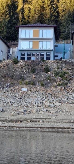 Vindem cabana pe malul Lacului Belis