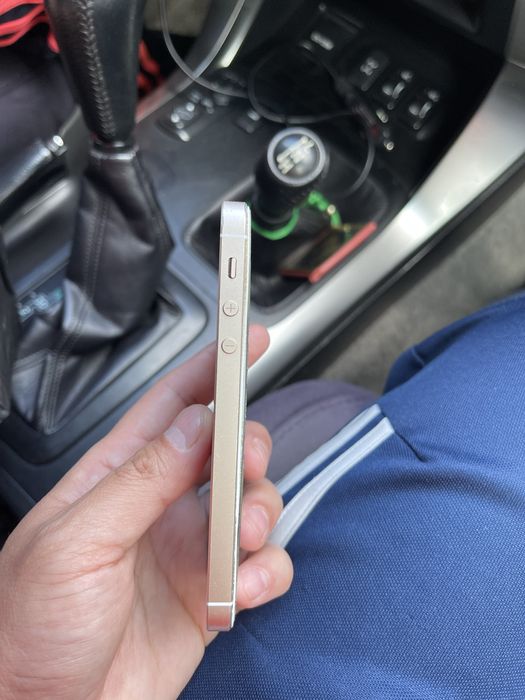 Продам iPhone SE