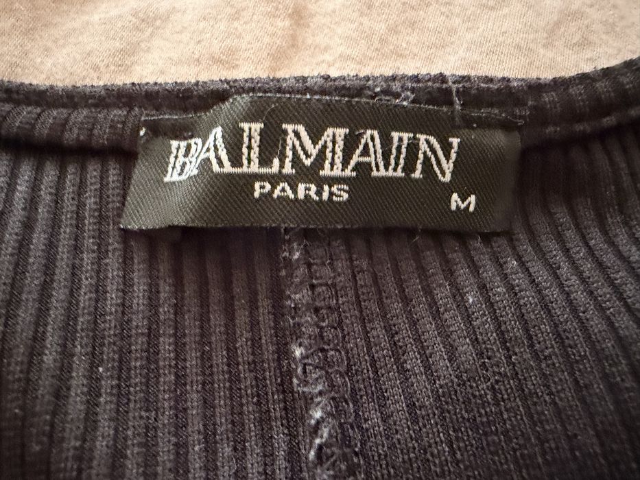 Стилна рокля BALMAIN PARIS. Носена е малко и е запазена. Черен цвят, прилепва по тялото и стои много красиво. Размер: M