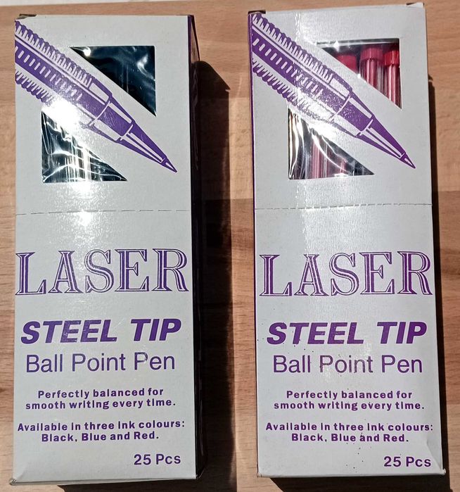 Химикалки – червени и черни на фирмата Атлас.