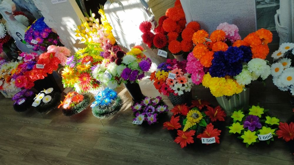 Искусственные цветы, венки