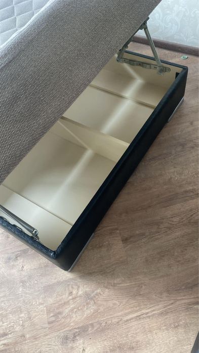 Диван раскладной большой.