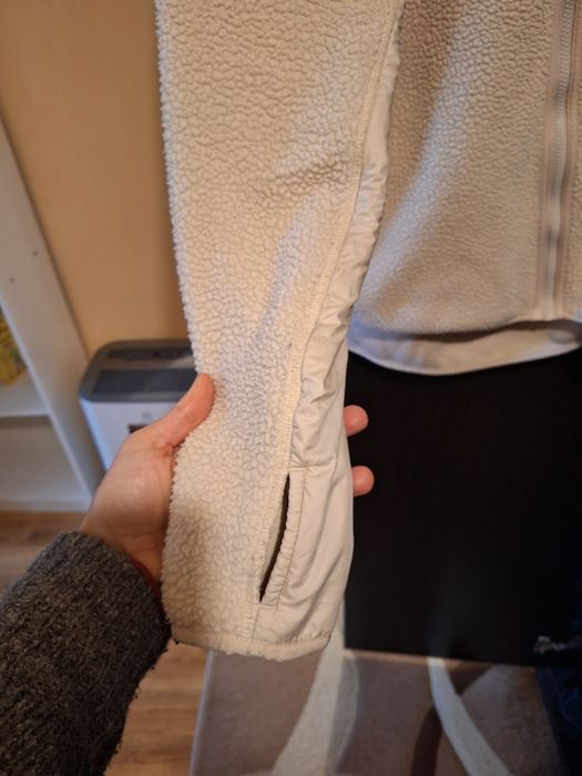 Продавам спортно яке от мъхеста материя  H&M