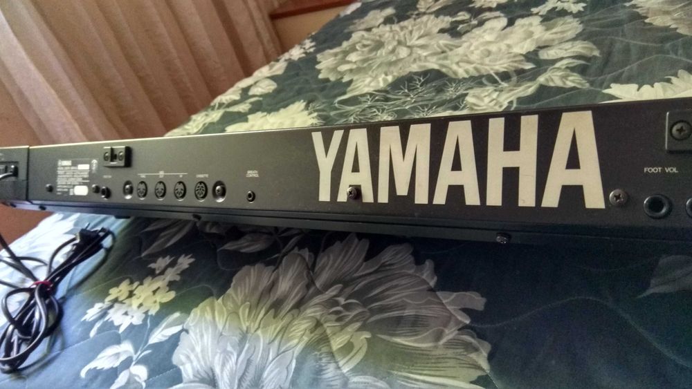 Професионален синтезатор Yamaha DX27S