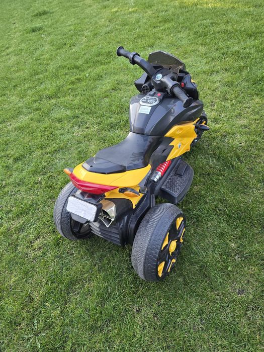 Motocicleta electrica pentru copii, doua motoare, acumulator 12V, cu muzica si lumini, 8008 galben
