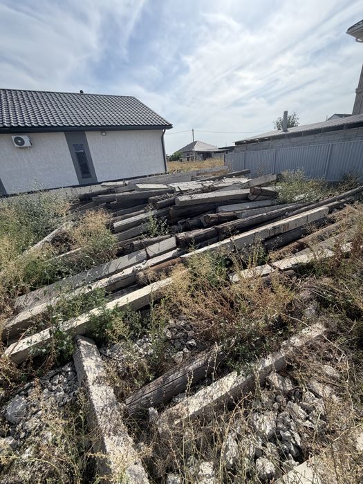Деревяные столбы и бетонные опоры