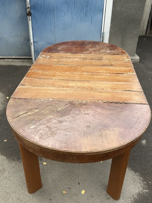 Деревянный круглый стол