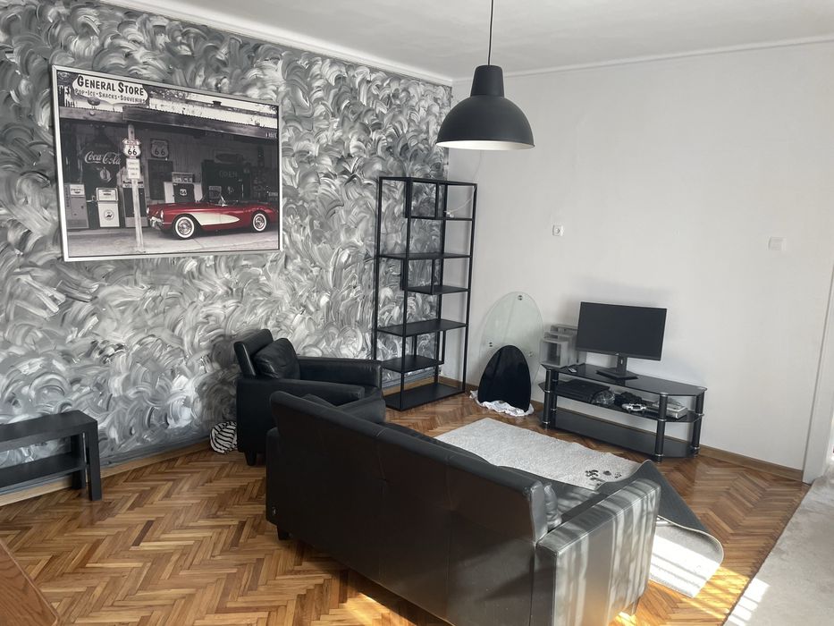 Apartament de 100m3 cu 3 camere si curte