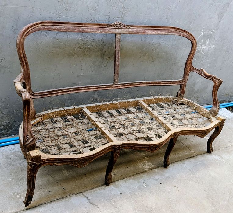 Очарование прошлого! Небольшая антикварная Витрина (Европа) в наличии.