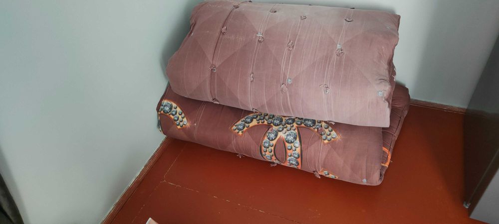 Отдам трюмо, матрасы, тумбы