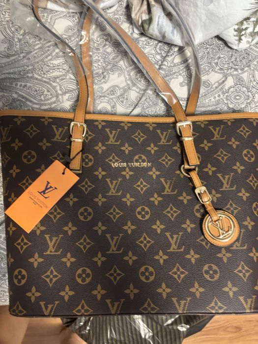 LV модерна чанта