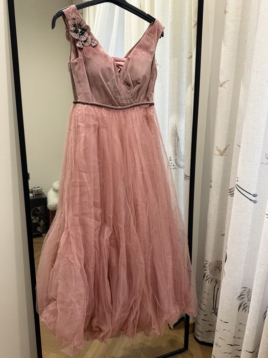 Розовое вечернее платье