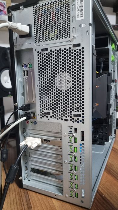 Unitate Server Fujitsu: Xeon e5 2680 v2/64GB RAM/GT630/SSD 256/500HDD