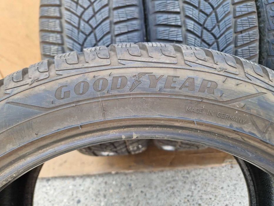 4 Goodyear R20 255/45 Зимни гуми  DOT2720