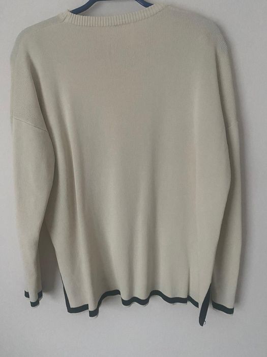 Дамски пуловер  с черни  елементи