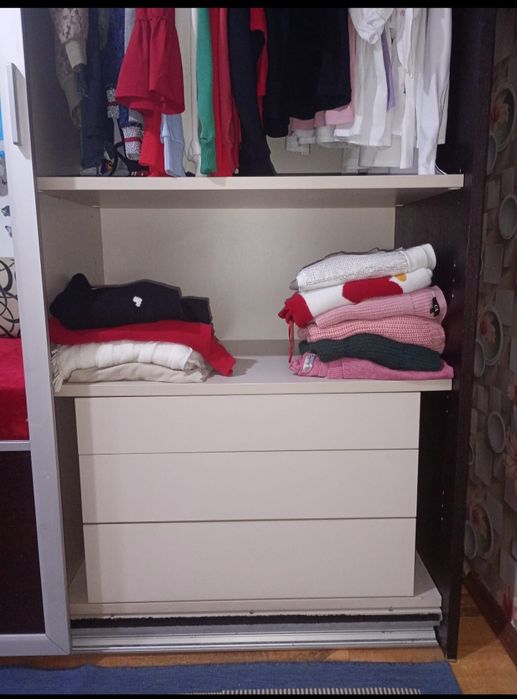 Dressing șifonier cu uși culisante și oglinda Mobexpert.
