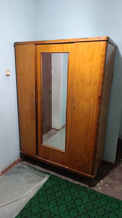 Shkaf sotiladi 600.000