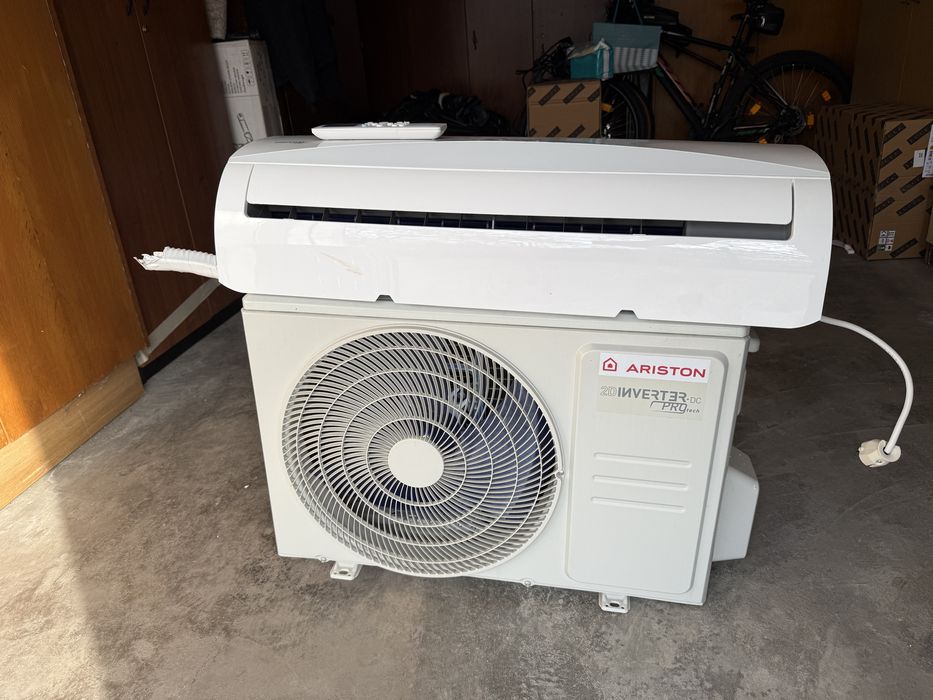 Vând aer condiționat Ariston 12000 BTU WiFi - incarcata cu freon
