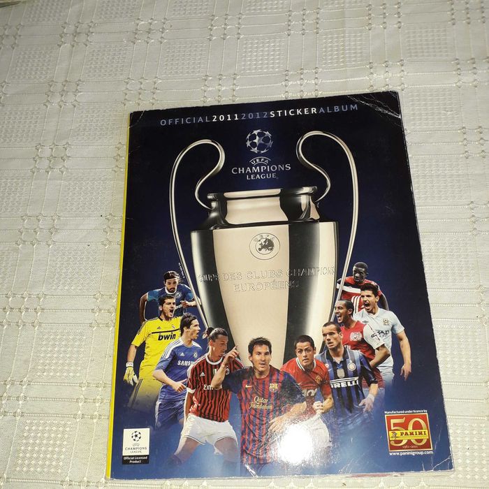 Albume de fotbal Panini + Trei pachete de carți de fotbal la ofertă