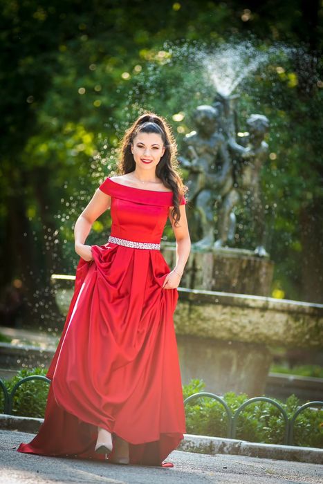 Официална рокля.